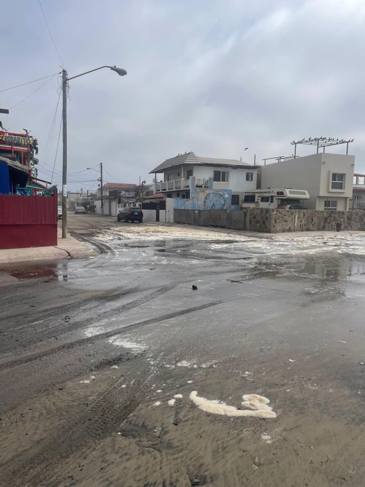 Autoridades de rescate piden precaución ante las primeras mareas altas de la temporada en Rosarito. Foto: Carmen Gutiérrez