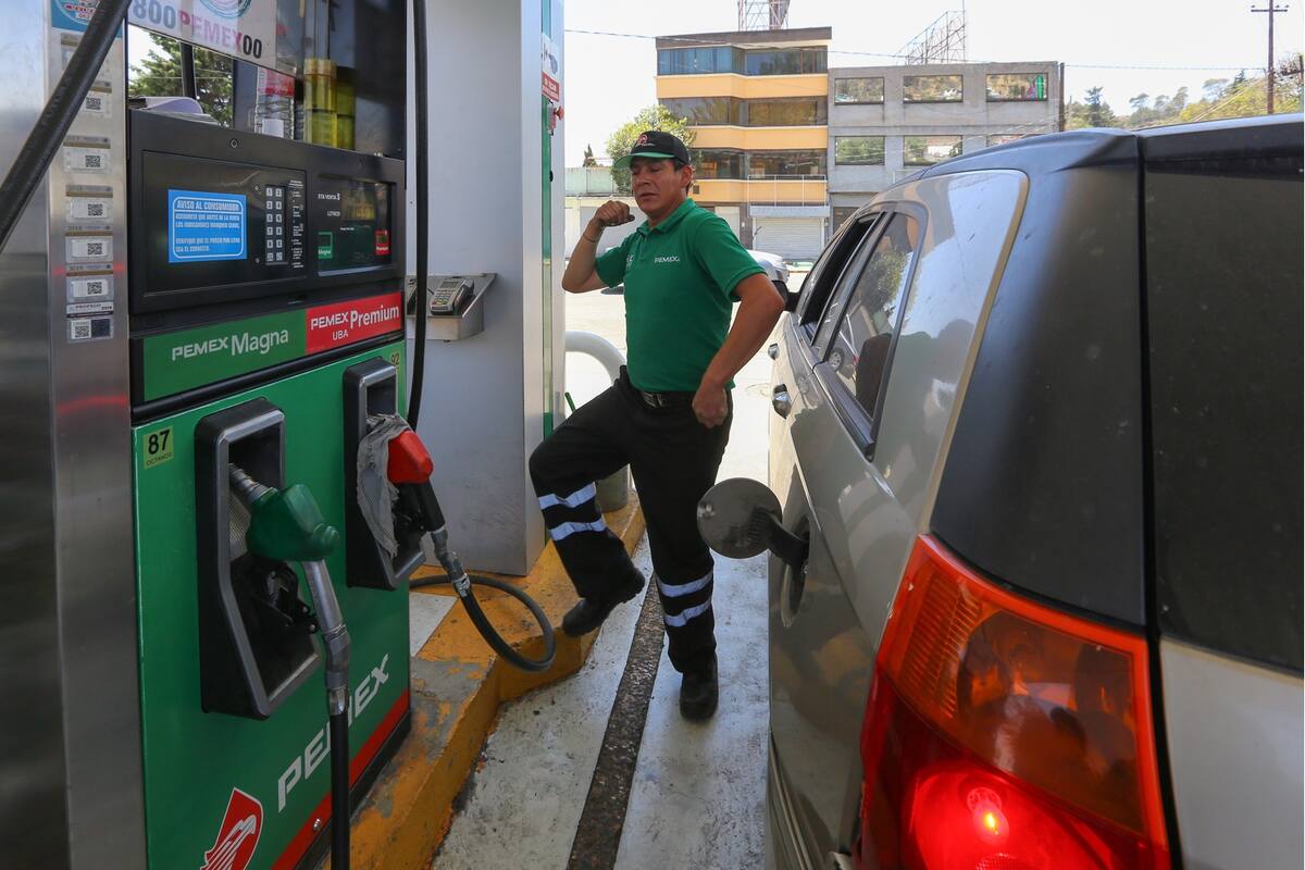 AMLO dice prepara reforma para cancelar concesiones a gasolineras que no den litros completos