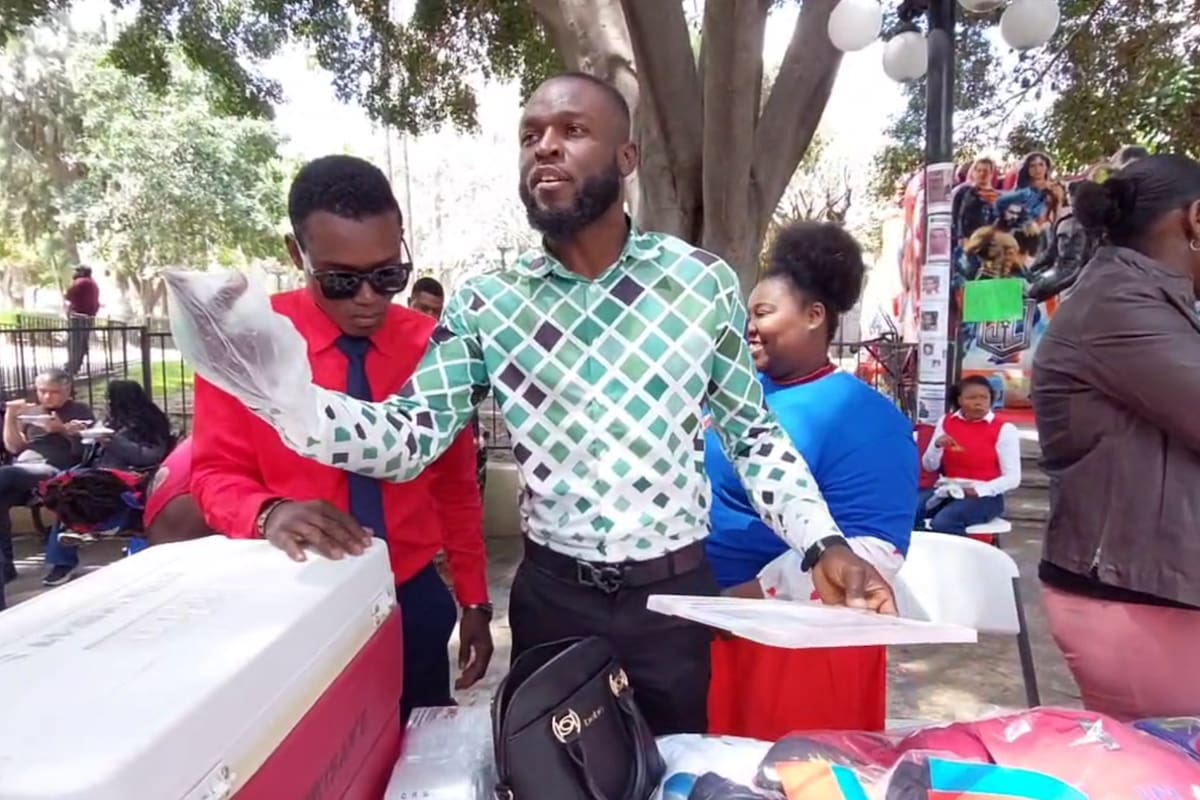 Haitiano aprende de la picardía de los mexicanos para vender sus productos