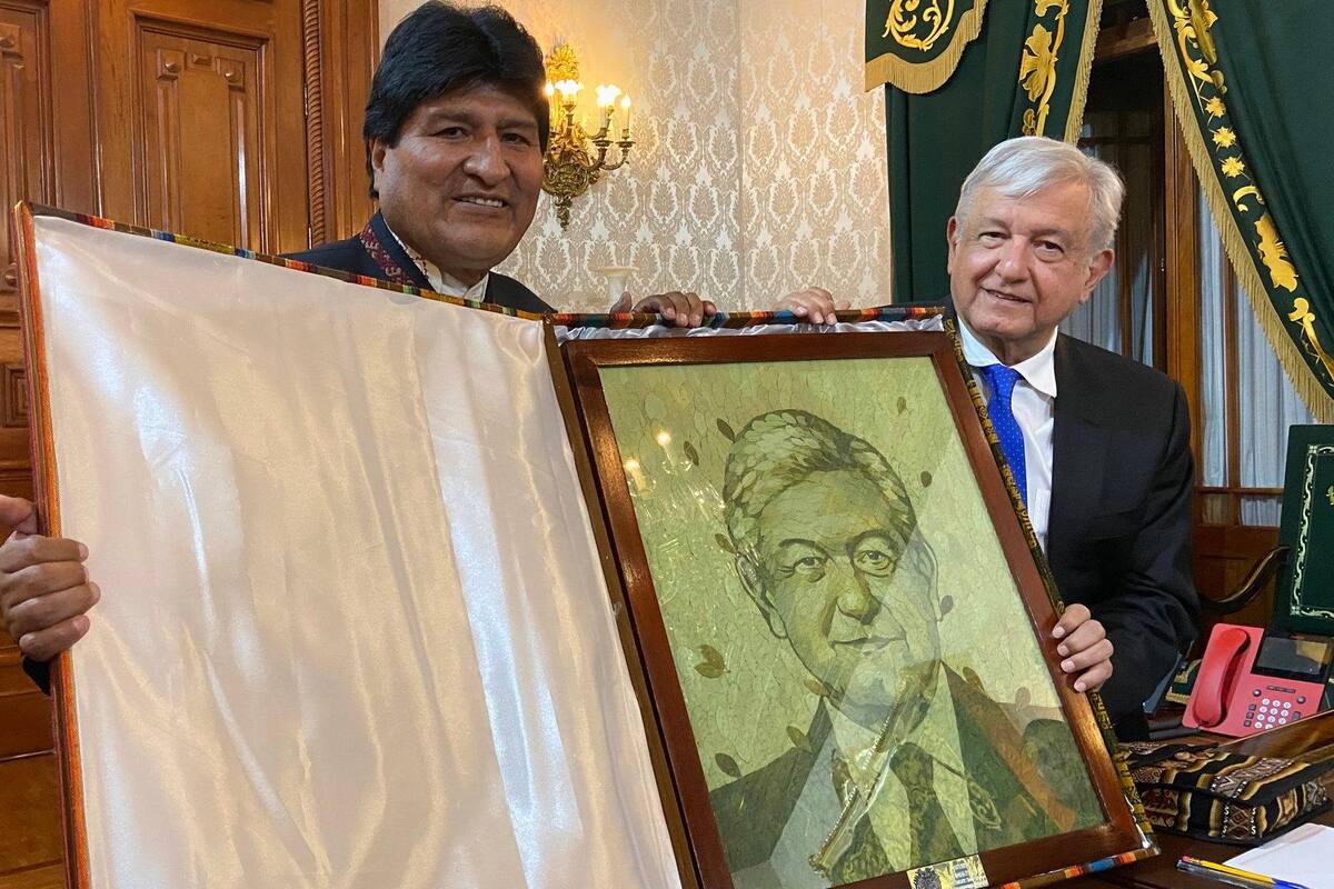 Evo Morales regala a AMLO cuadro de su rostro hecho con hojas de coca