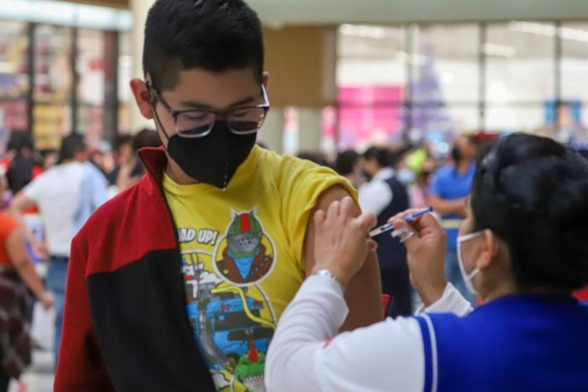 Aplican vacuna de refuerzo a jóvenes de 18 años en adelante