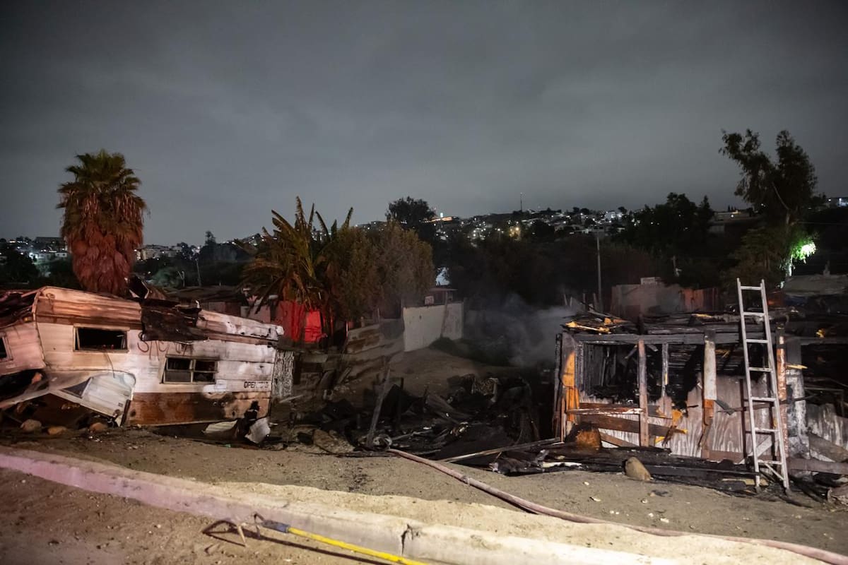 Un incendio registrado la noche del jueves consumió por completo una casa y una traila ubicadas a un costado de la Vía Rápida Alamar. Fotos: Border Zoom