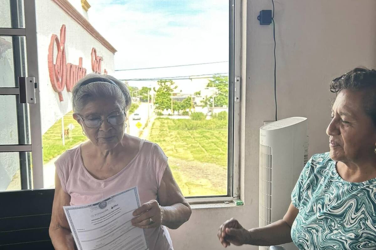 Abuela de 82 años culmina su educación primaria y se vuelve un ejemplo de superación