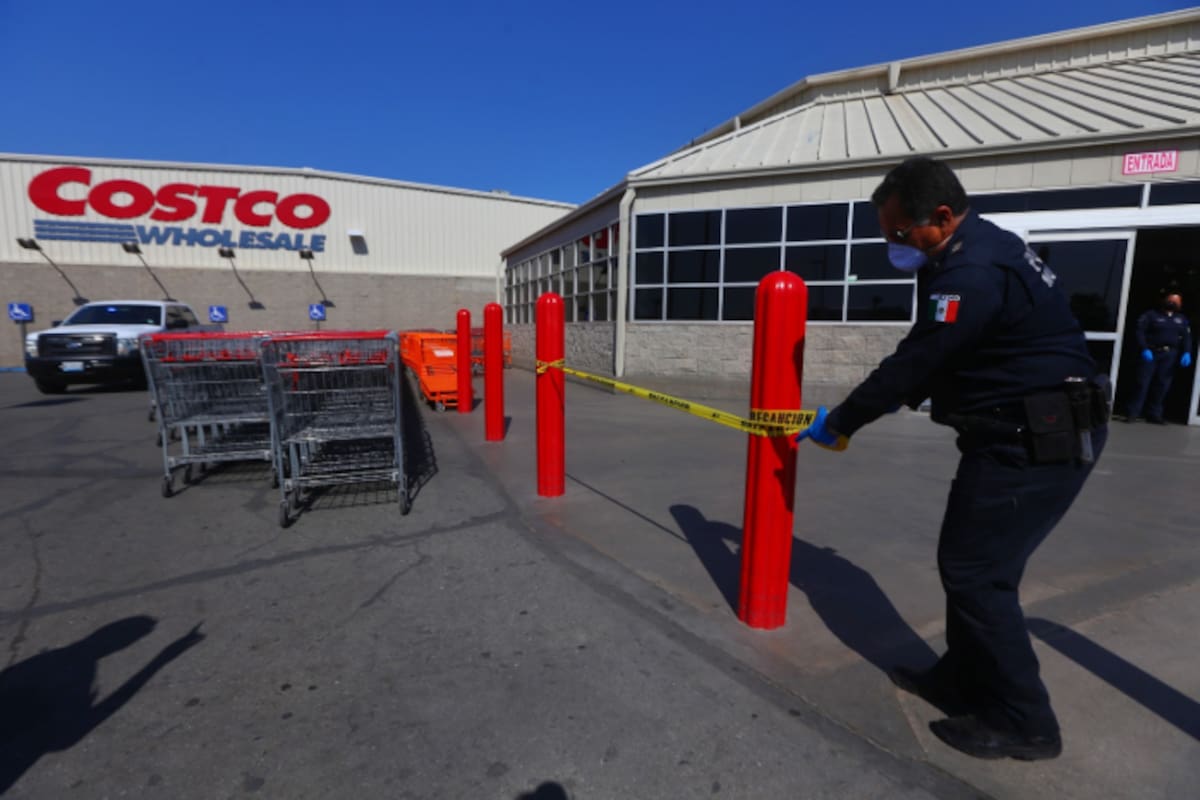 Adulto mayor atropella a mujer en Costco y es detenido