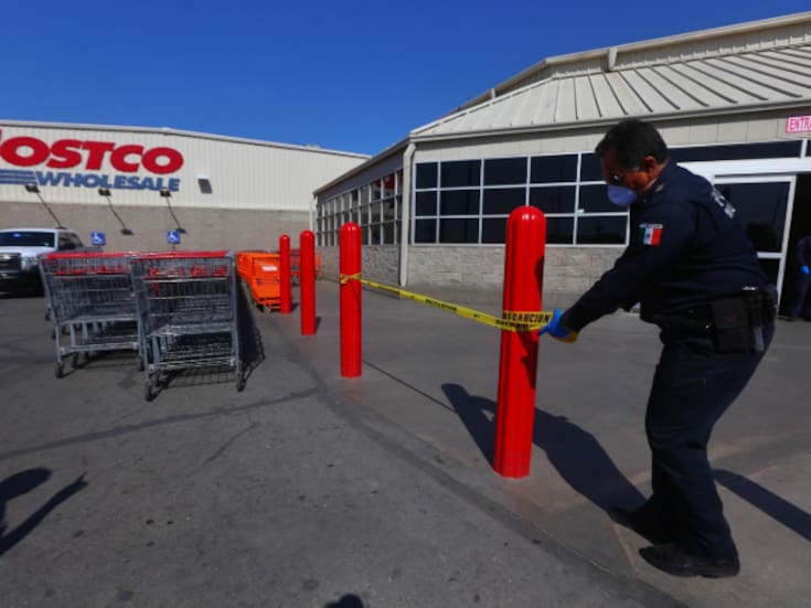 Adulto mayor atropella a mujer en Costco y es detenido