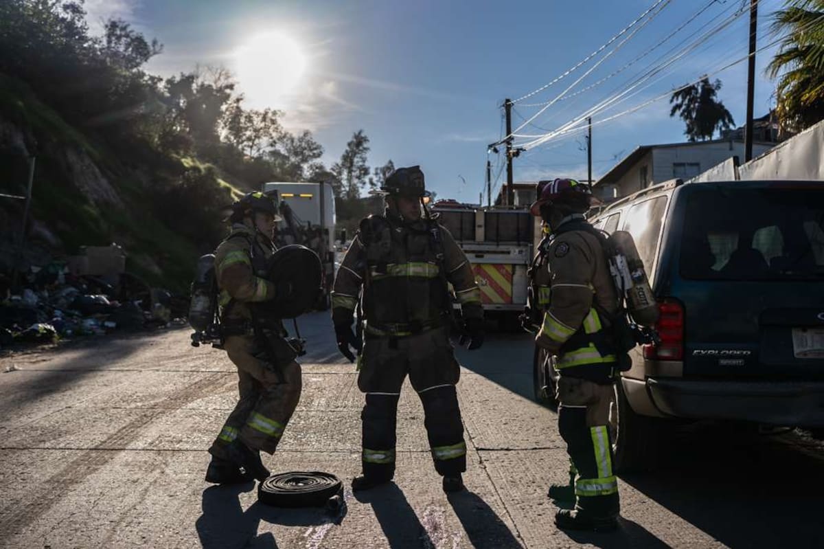 La unidad comenzó a incendiarse, bomberos lograron sofocar las llamas y no se reportaron personas lesionadas. Foto: Border Zoom