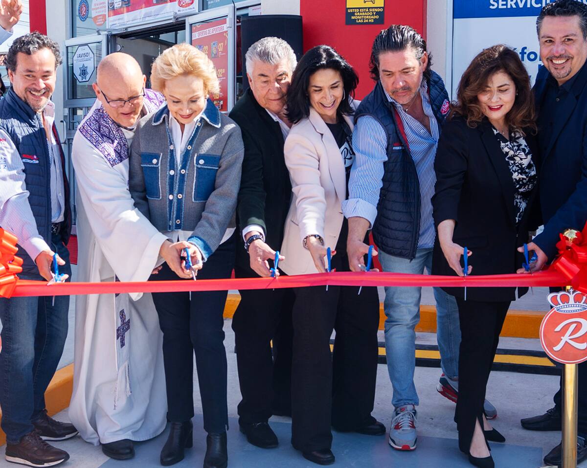 Corte de listón de la nueva sucursal de Farmacias Roma.