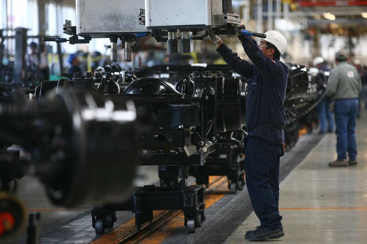 Producción de automóviles en México cae un 2 por ciento en 2021 ante escasez de chips