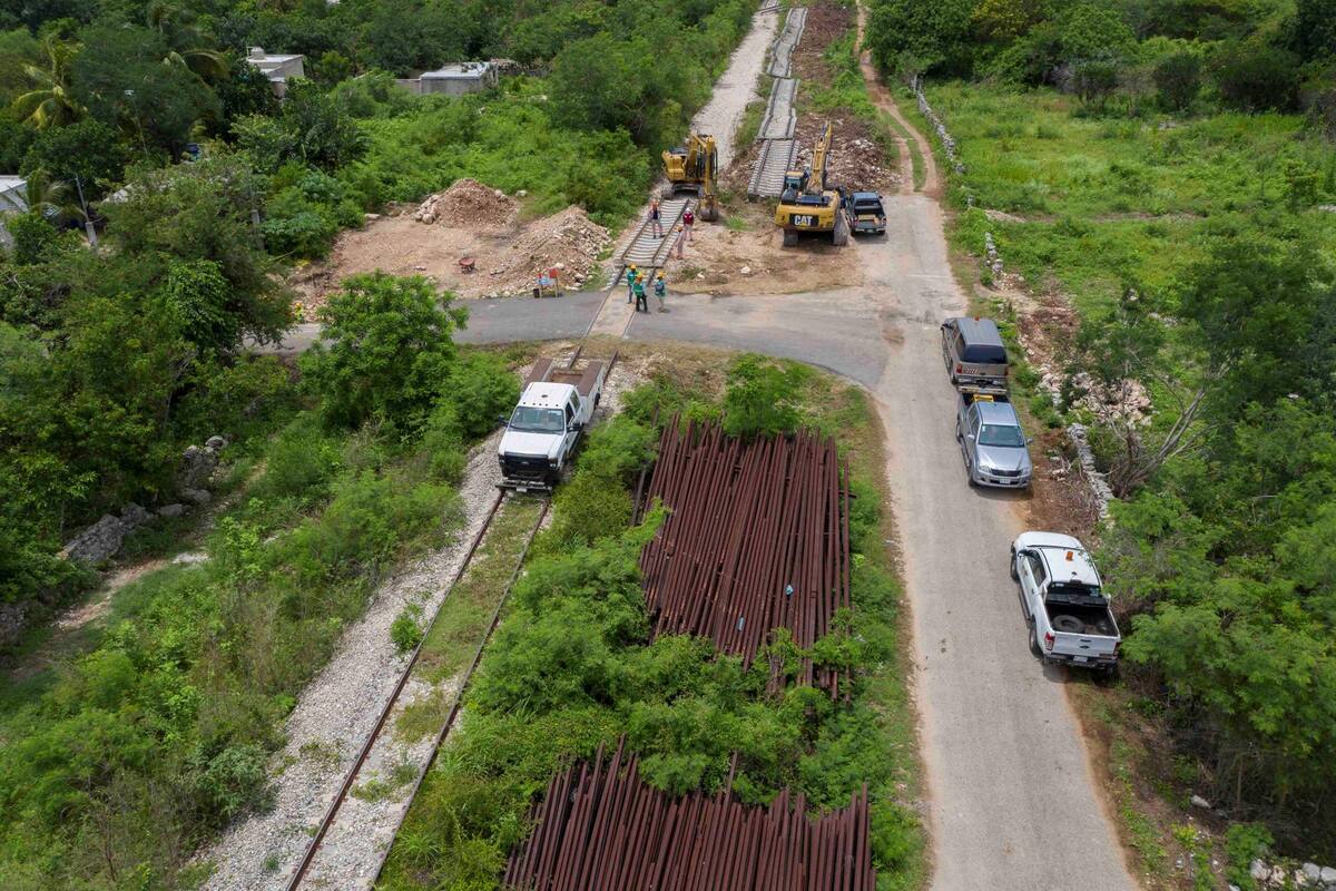 Fotografía de archivo que muestra los trabajos de construcción en un tramo del Tren Maya, a la altura de la comunidad de Chocholá, en el estado de Yucatán (México). EFE/ Cuauhtémoc Moreno