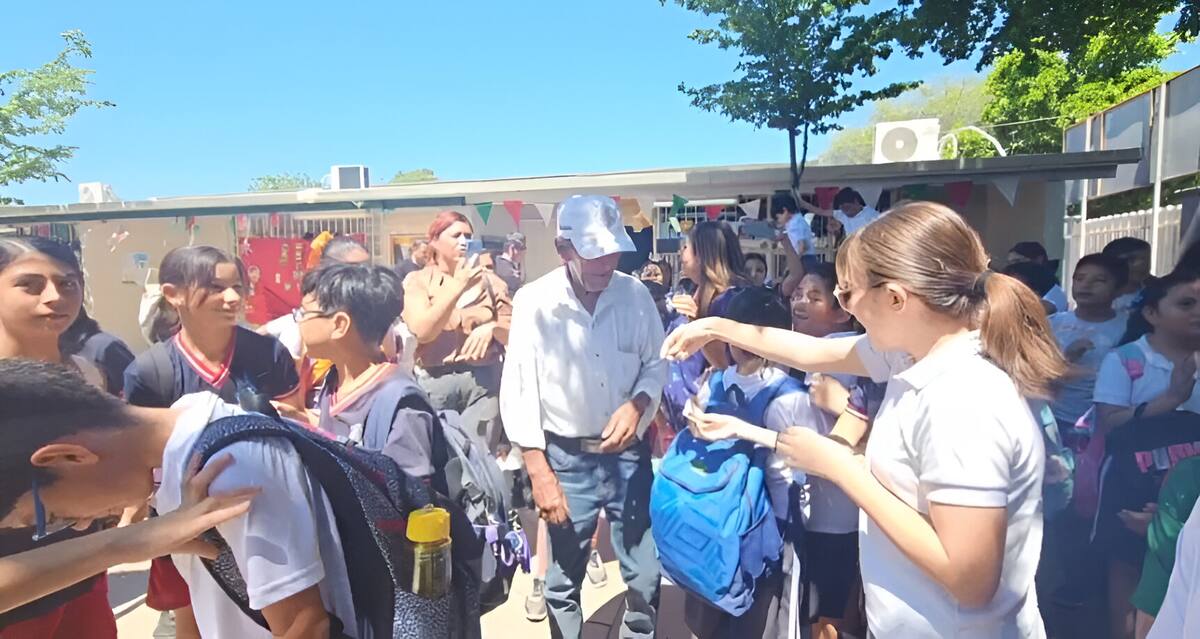 Cajemenses se solidarizan con Don Rogeli, vendedor de paletas de hielo que sufrió un asalto recientemente