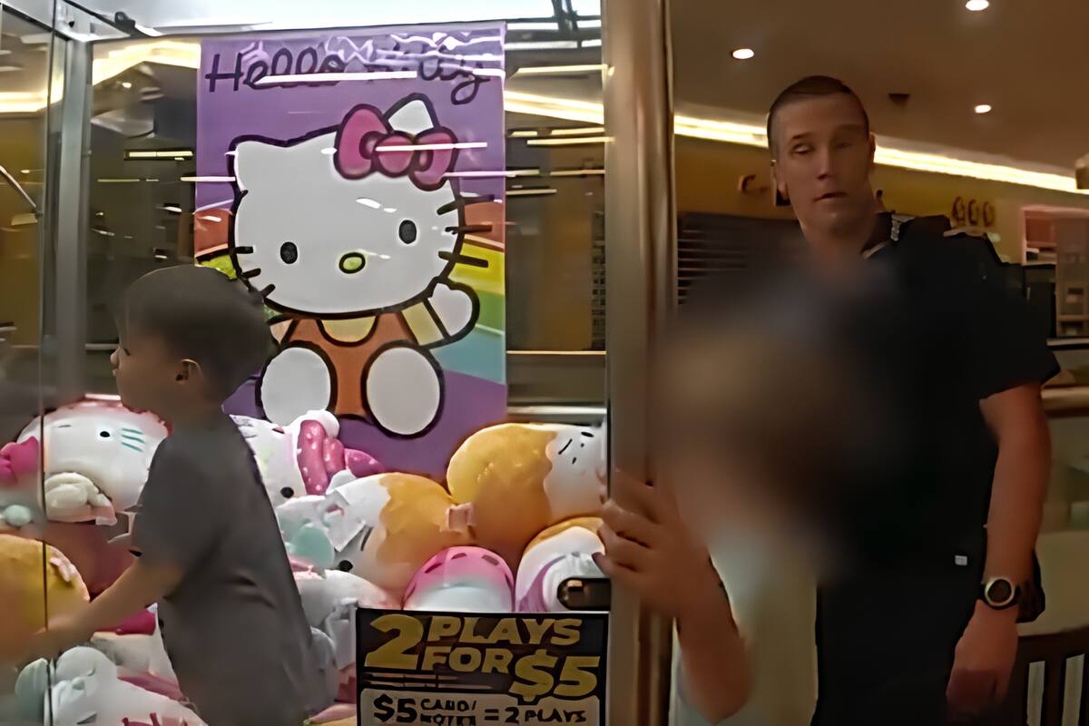 VIDEO: Niño queda atrapado en una máquina de peluches