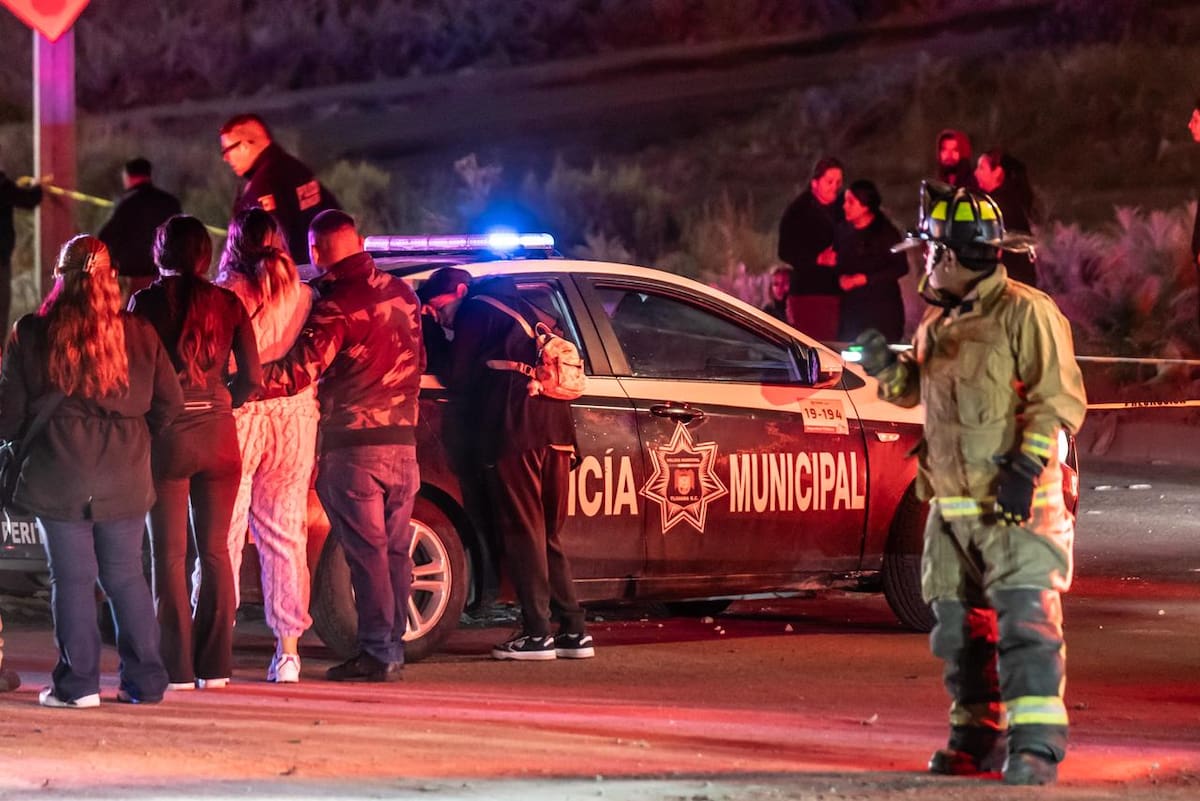 El accidente ocurrió en la colonia Ampliación Lázaro Cárdenas; hay dos personas lesionadas y un detenido. Foto: Border Zoom