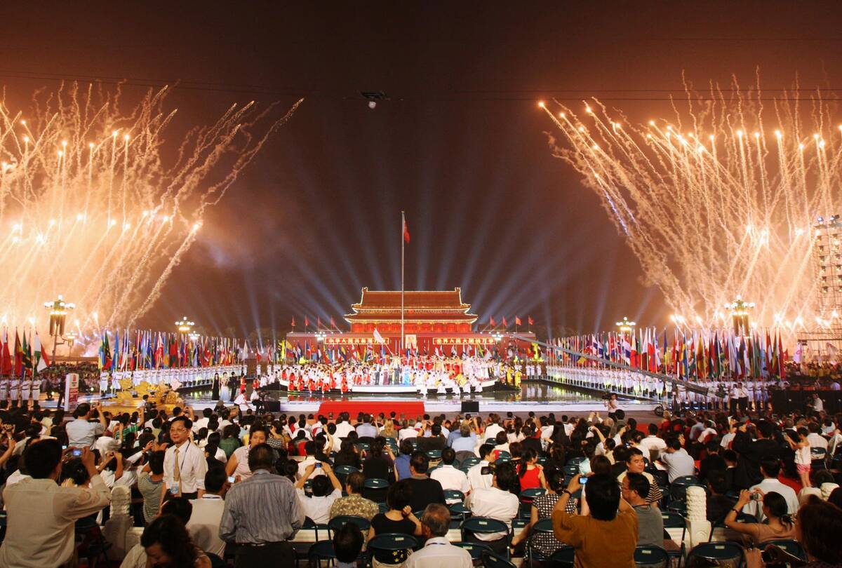 Los fuegos artificiales explotan sobre la Plaza de Tiananmen durante una ceremonia para marcar la cuenta regresiva de un año para los Juegos Olímpicos de Beijing 2008 en Beijing el miércoles, 8 de agosto de 2007. Las autoridades de Beijing celebraron una gran ceremonia un año después del momento en que Beijing acogerá los eventos más esperados y más Juegos Olímpicos más caros de la historia. (Foto AP/Kyodo News)