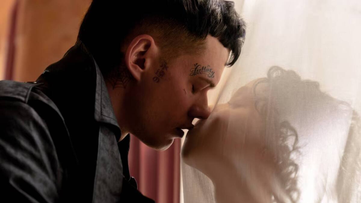 Bill Skarsgård y FKA Twigs protagonizan tráiler de 'The Crow', remake del clásico de culto / Foto: Especial
