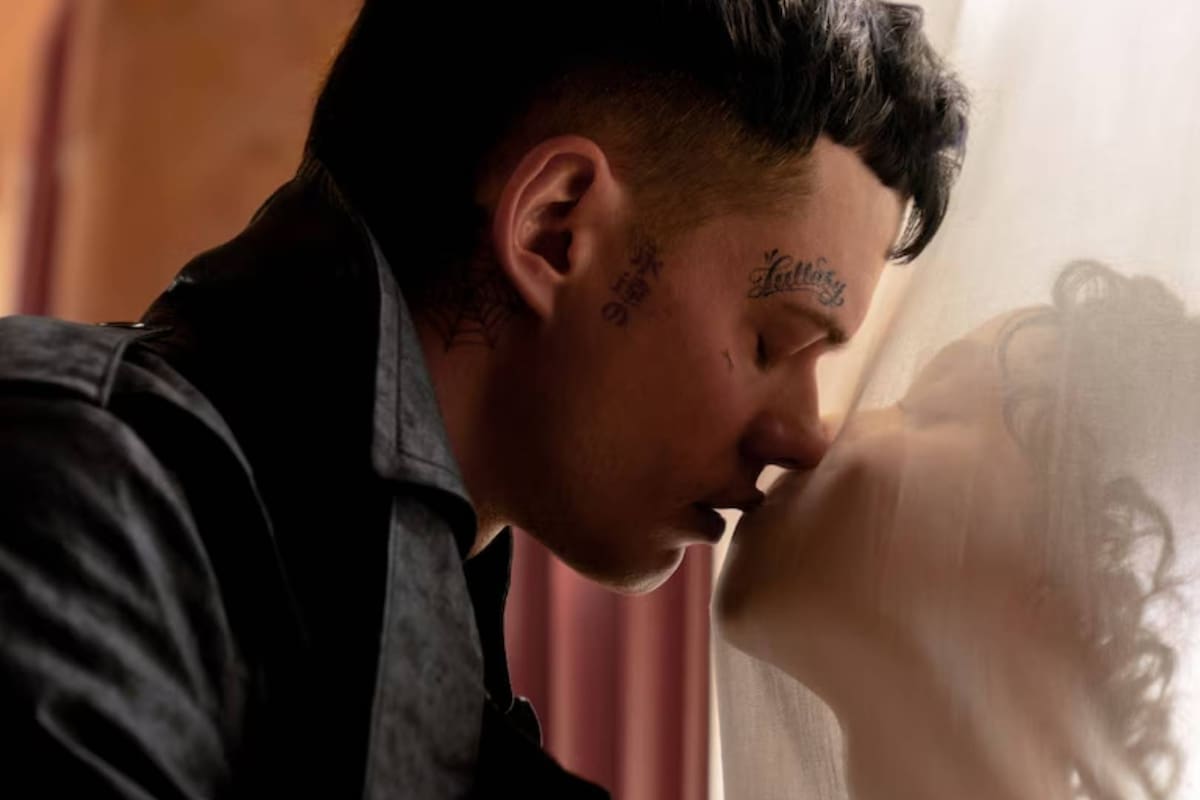 Bill Skarsgård y FKA Twigs protagonizan tráiler de 'The Crow', remake del clásico de culto