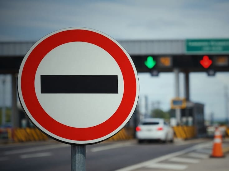 ¿Qué significa la señal de tránsito R25 y por qué es obligatorio respetarla?