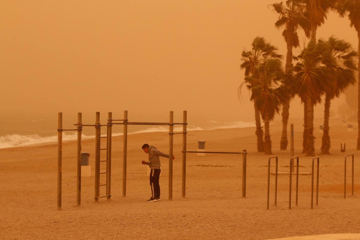 Un joven hace deporte en una playa de la provincia de Almería (sureste de España), bajo una intensa "calima", debido al polvo procedente del desierto del Sáhara. EFE/Carlos Barba