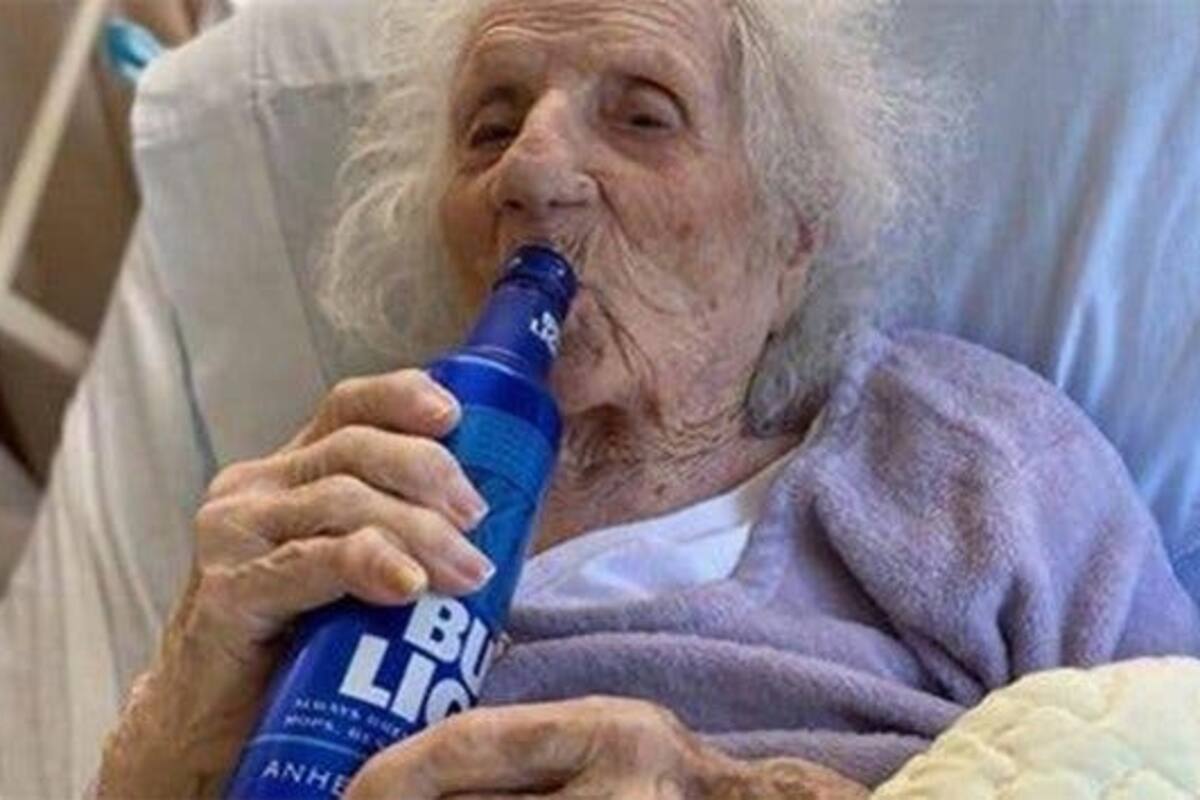 Mujer de 103 años vence al Covid-19 y celebra con una cerveza