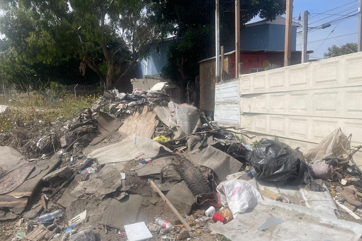 Denuncia uso de cajón pluvial como basurero en Rosarito