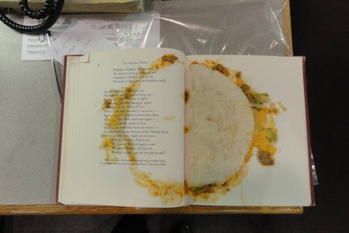 Usan taco como separador de libros en biblioteca