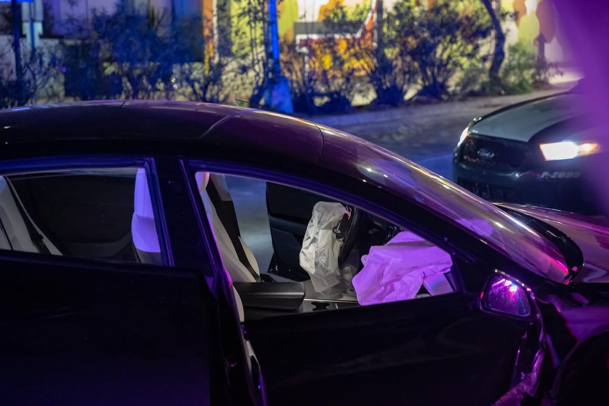 La llanta delantera salió proyectada hasta el camellón por la fuerza del impacto. Foto: Border Zoom