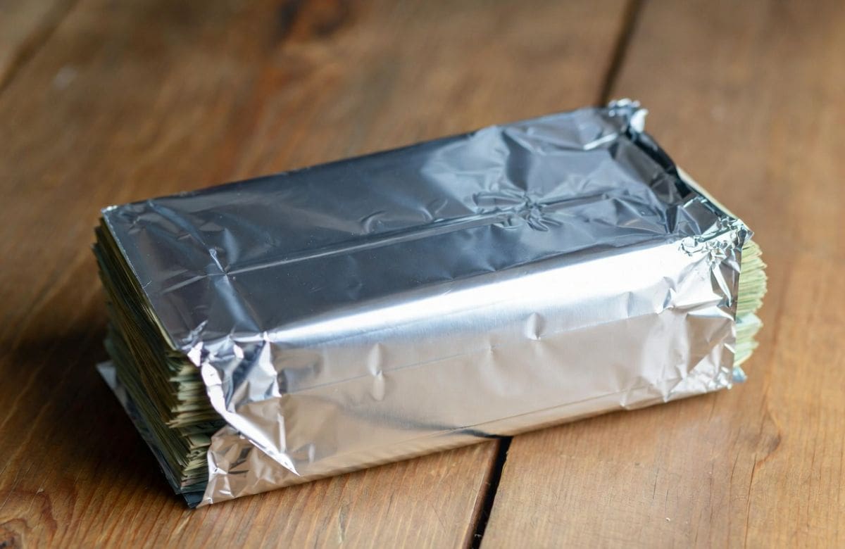 Envolver los dólares en papel aluminio ayuda a protegerlos de la humedad y el moho | Foto: Grok