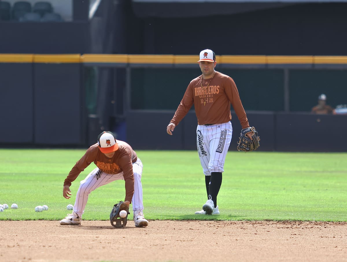 Los infielders de los Naranjeros también tomaron una sesión de prácticas defensivas en el Estadio Fernando Valenzuela. (Foto: Cortesía Naranjeros)