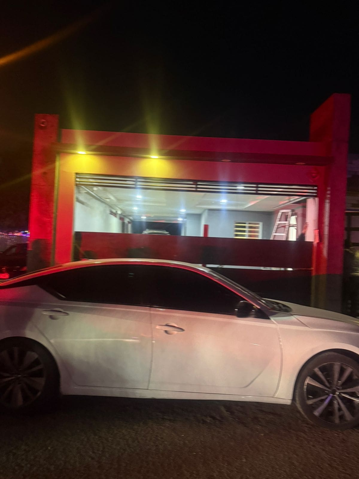 Al ser descubiertos, los dos sospechosos subieron a un vehículo pickup F-150 de color blanco l Foto: Cortesía