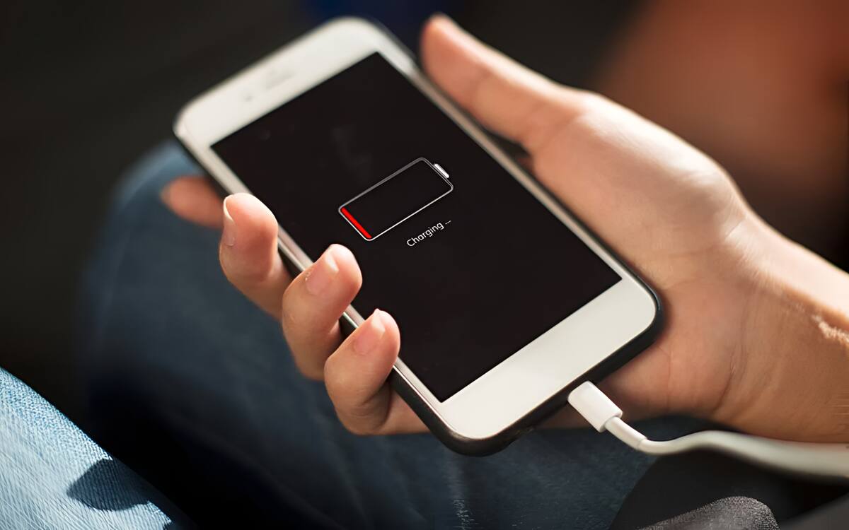 Apple tampoco aconseja meter objetos a la entrada del cargador, o usar secadora para quitar el líquido.