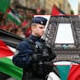Colocan bandera de Palestina en la Torre Eiffel y acaban detenidos por “poner en peligro la vida de otras personas”