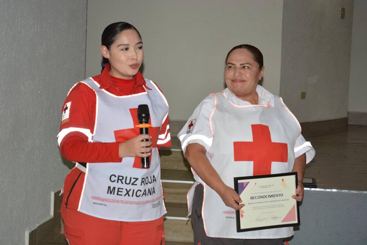 Rosa Guadalupe González Bucio acompañada de su hija en un evento donde también fue reconocida su labor humanitaria