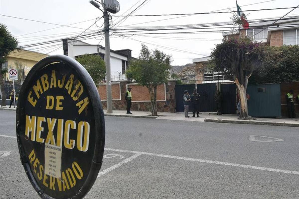 Bolivia vigila embajada mexicana con drones, denuncian