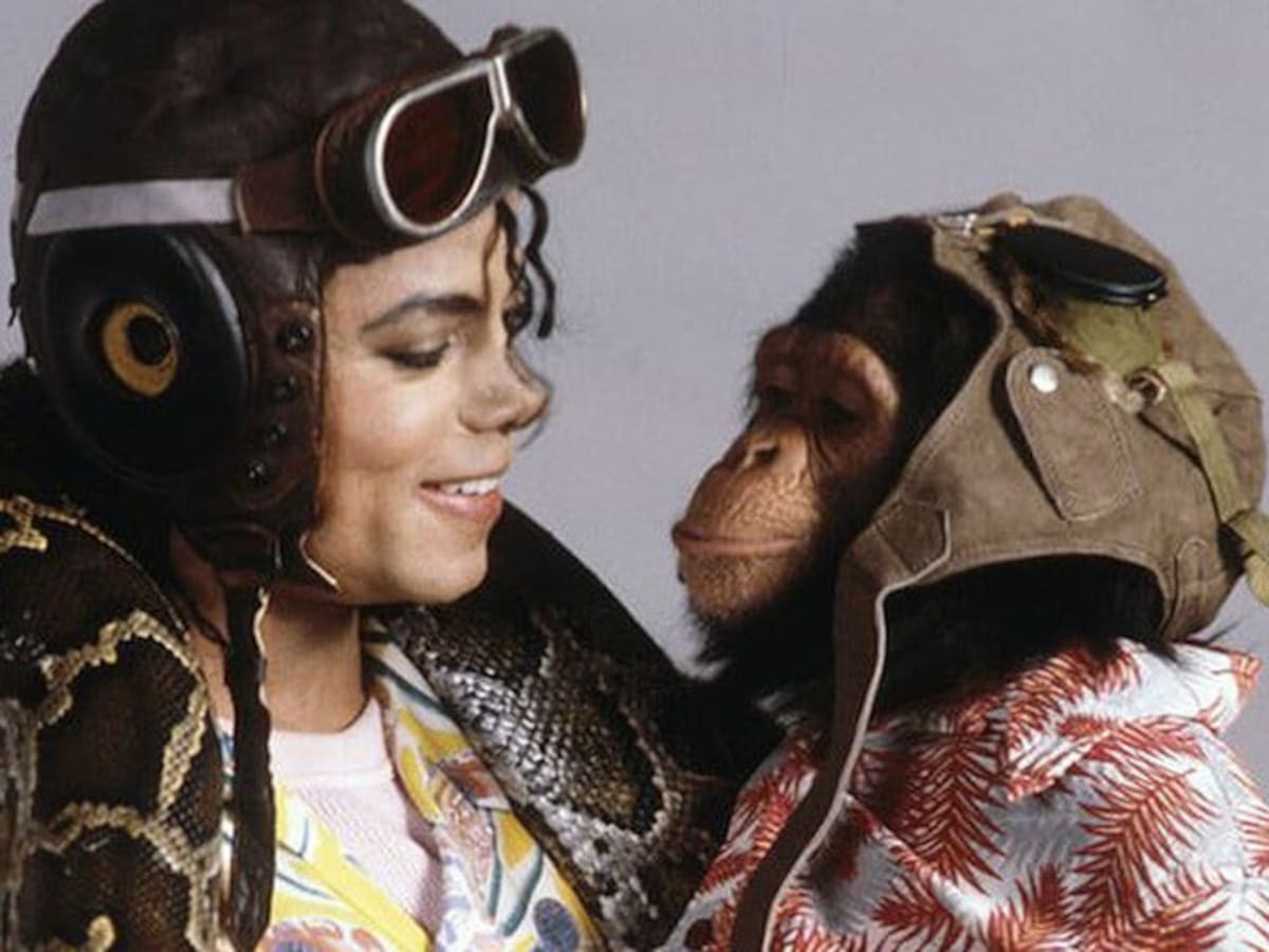 Michael Jackson y su compañero, Bubbles.
