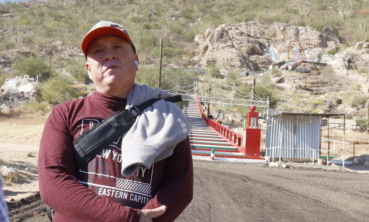 José Santos llegó al Cerro de la Virgen a pie, desde la colonia Centro. FOTO: TEODORO BORBÓN