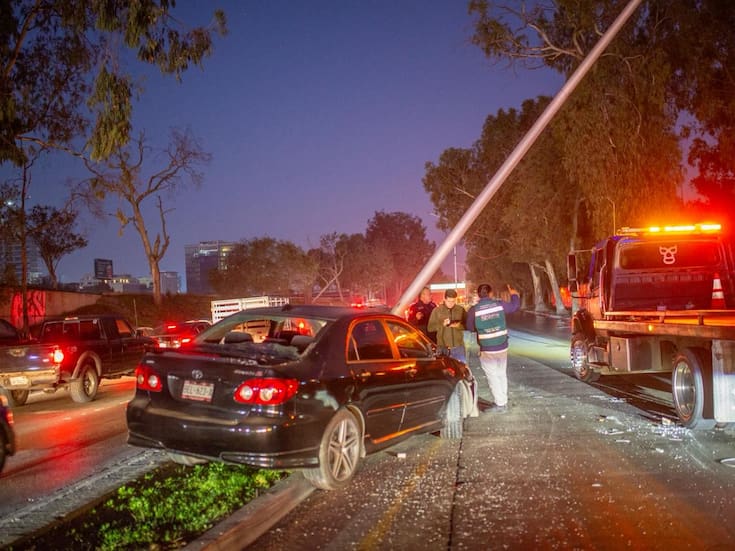 Automóvil derriba poste en la vía rápida