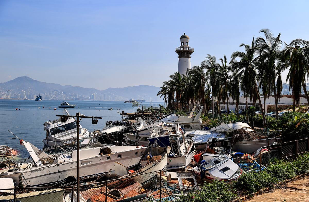 En la bahía de Acapulco aún se encuentran restos de embarcaciones/Foto: Agencia EFE.