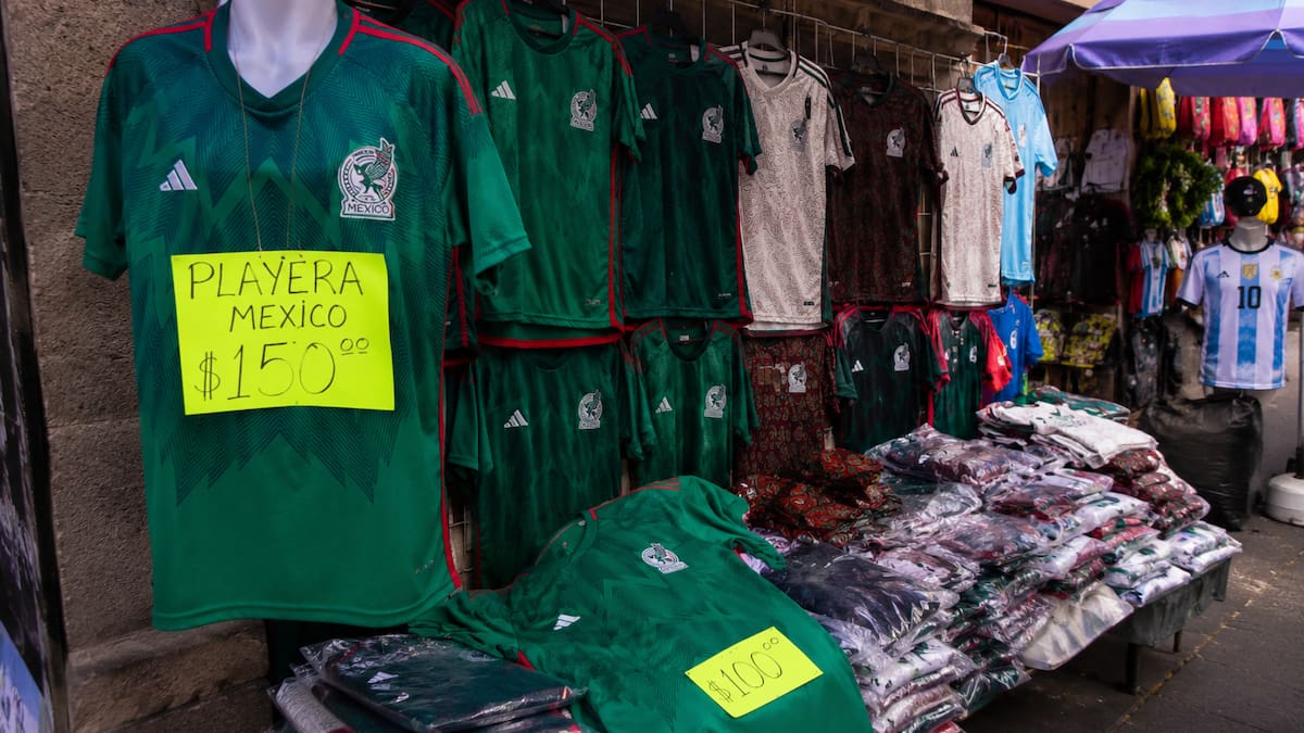 La venta de camisetas pirata de la Selección Mexicana crece en comercios informales de Ciudad de México, mientras autoridades refuerzan la vigilancia contra la mercancía falsa por el uso no autorizado de marcas rumbo al Mundial 2026