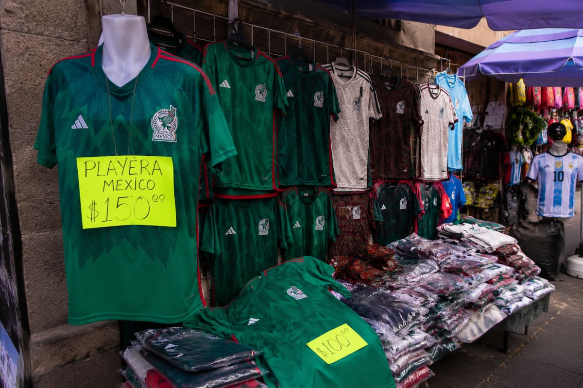 La venta de camisetas pirata de la Selección Mexicana crece en comercios informales de Ciudad de México, mientras autoridades refuerzan la vigilancia contra la mercancía falsa por el uso no autorizado de marcas rumbo al Mundial 2026