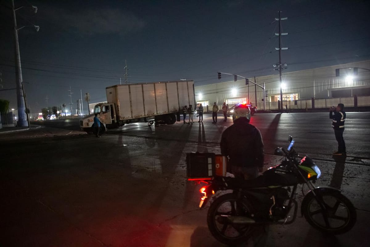 Accidente con tractocamión en Bellas Artes deja a motociclista herido