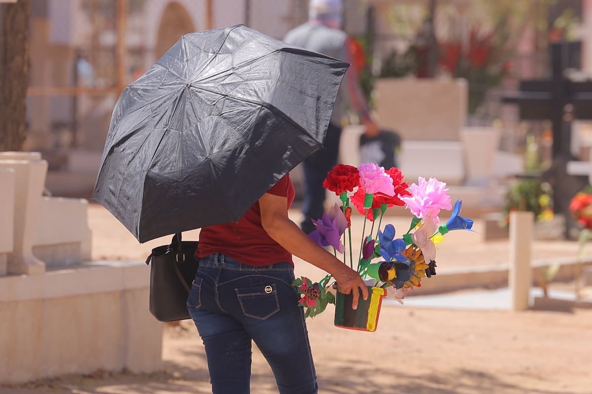Día de Madres 2025: Así se vivió en panteones. | Crédito: Julio A. Clark