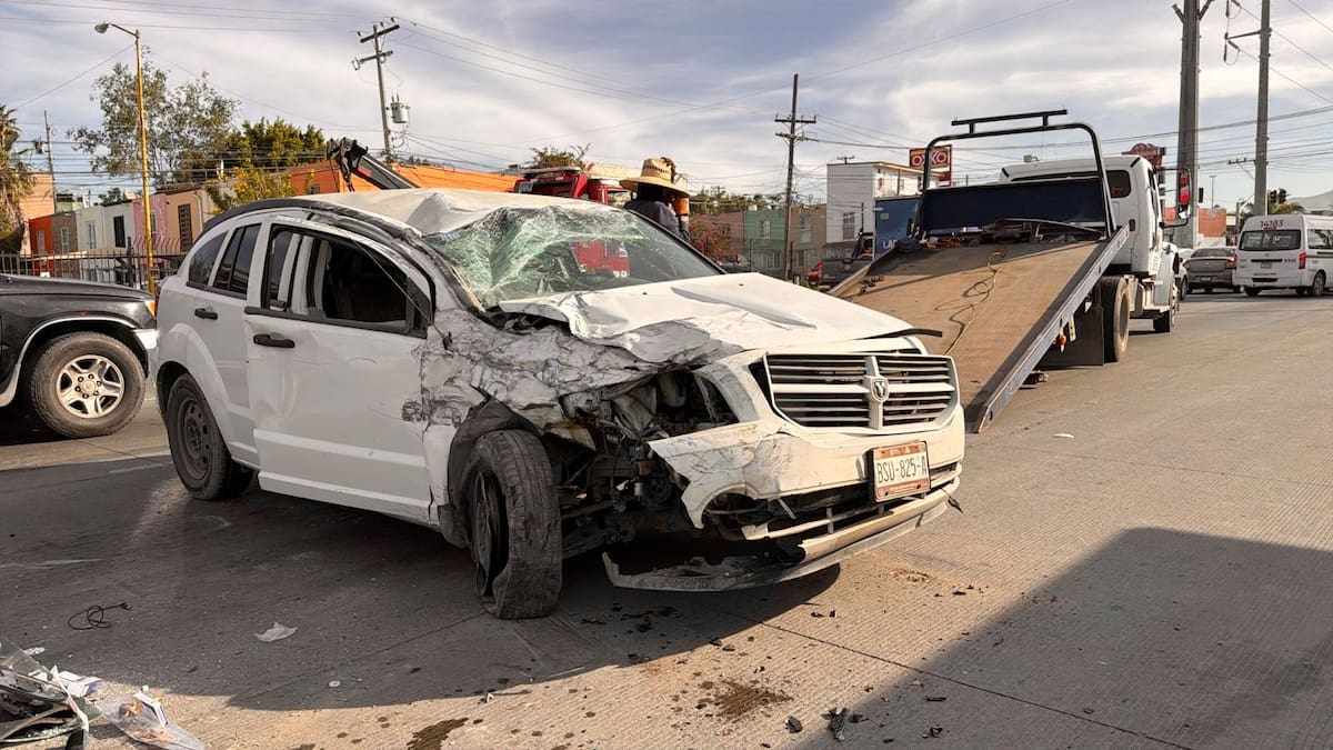 El conductor, de aproximadamente 70 años, perdió el control tras un desnivel y terminó en un barranco; fue trasladado a un hospital y su acompañante presentó golpes. Foto: Border Zoom