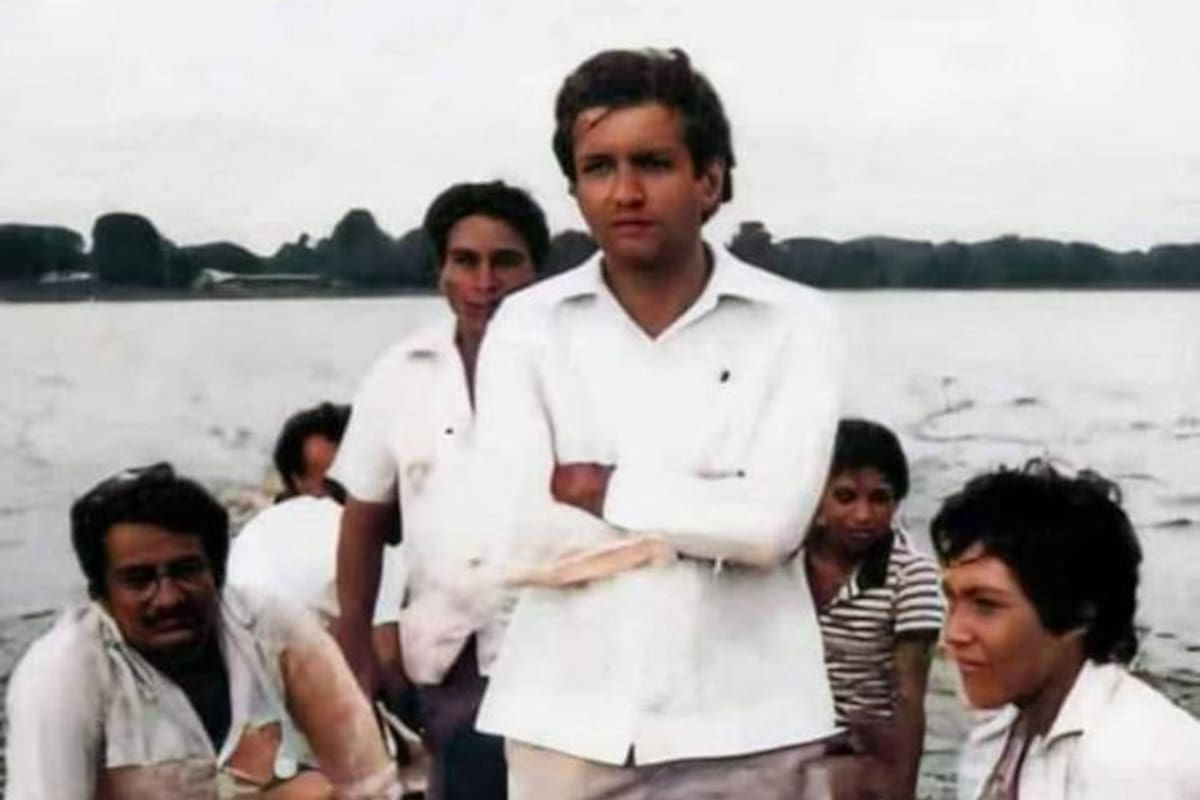 Regalan a AMLO foto de él cuando era joven y la sube a las redes sociales