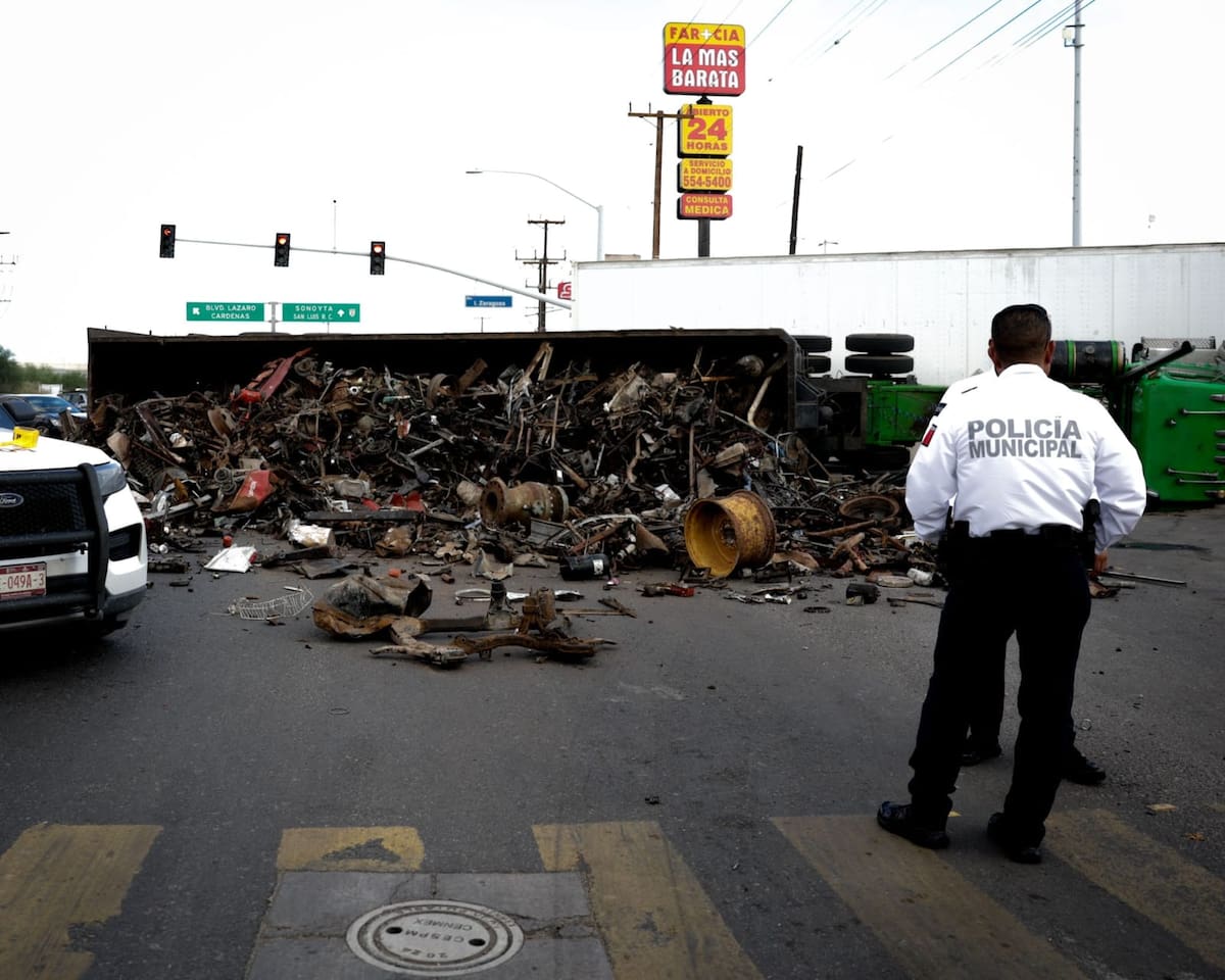 Un tractocamión que transportaba chatarra terminó volcado al intentar realizar una maniobra en el bulevar Lázaro Cárdenas y la avenida Ignacio Zaragoza, cerca del ejido Puebla. FOTO: Javier Gallegos