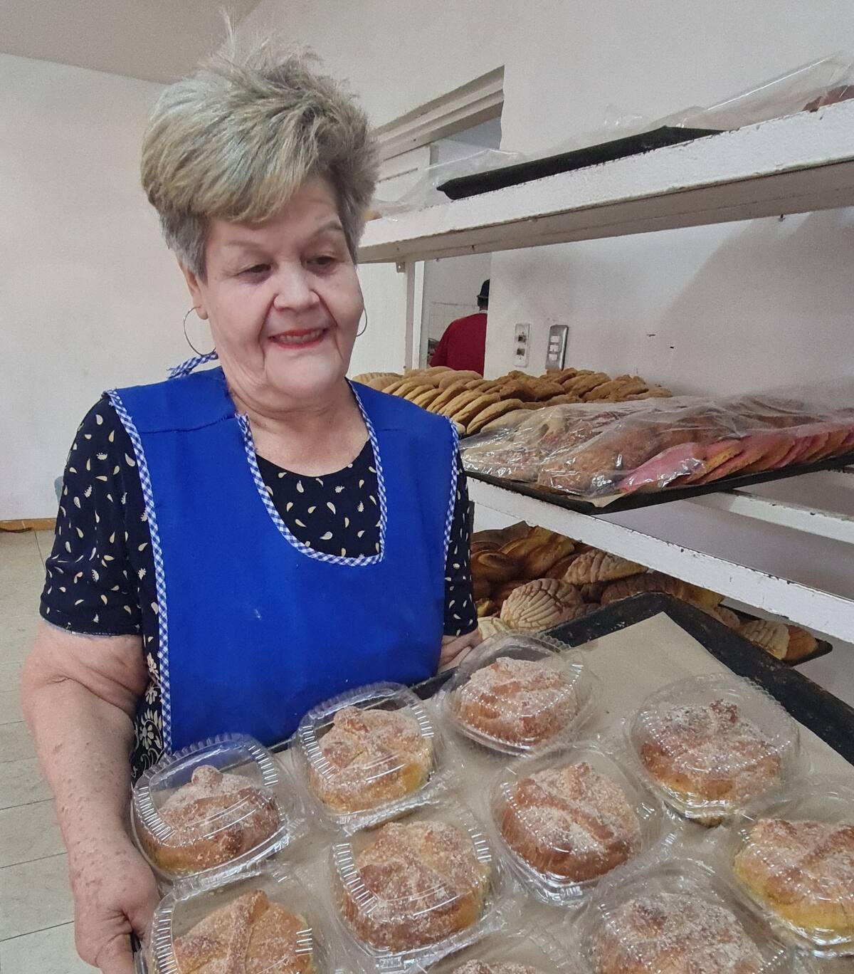 Clautina Gauterio García, de 68
años de edad, muestra el pan listo
para su venta. FOTO: GAMALIEL GONZÁLEZ