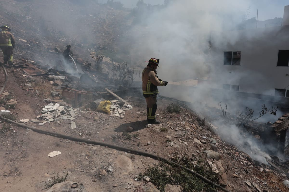 Bomberos Tijuana acudió al lugar y lograron controlar el fuego. Foto: Sergio Ortiz