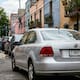¿Te pueden multar por traer la placa doblada o cubierta?