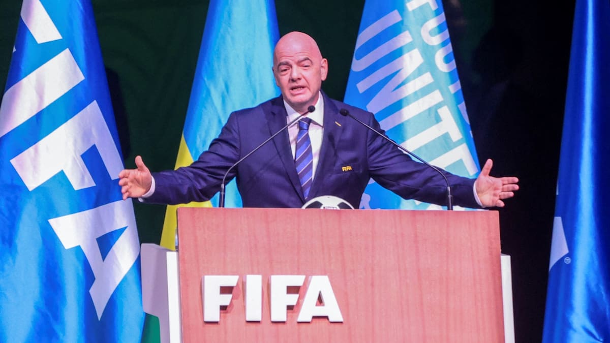 Los traslados en jet privado de Gianni Infantino entre sedes del Mundial 2026 reactivaron el debate sobre la huella de carbono de la FIFA. (Reuters)