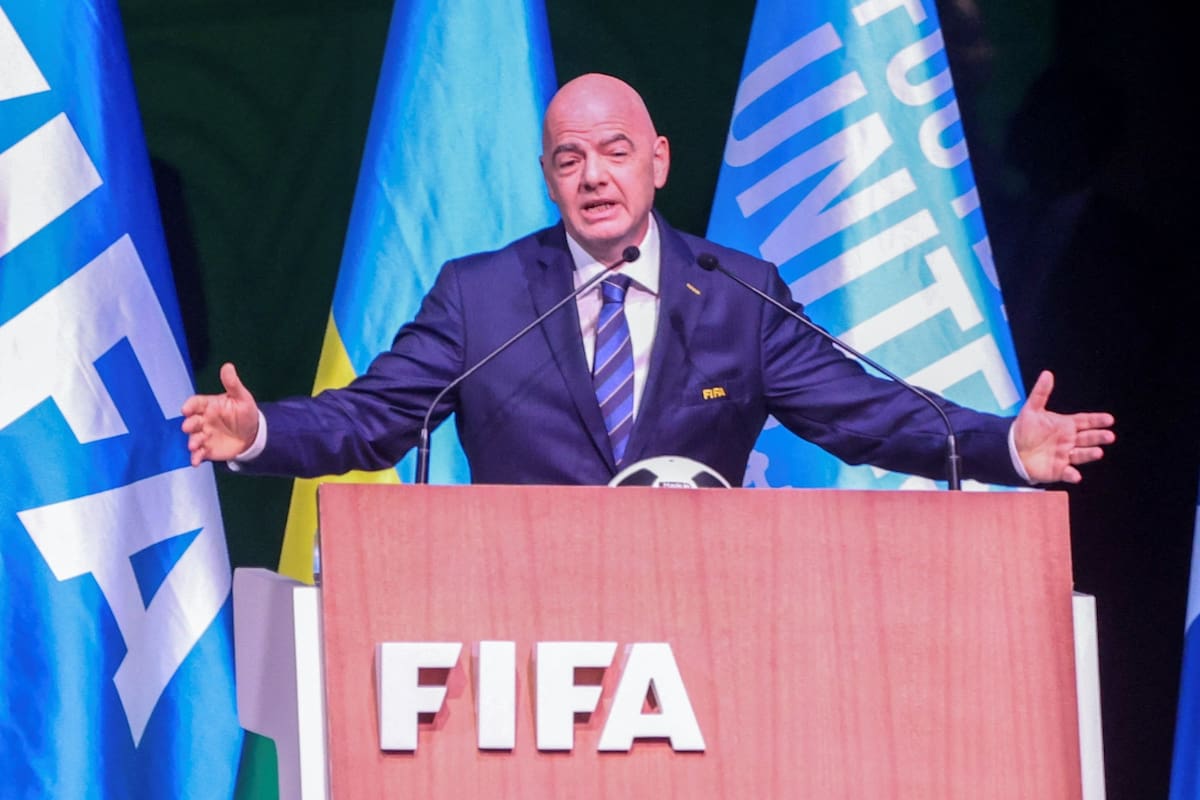 Los vuelos privados de Gianni Infantino entre México, Estados Unidos y Canadá durante el Mundial 2026 reactivaron las críticas por la huella de carbono de la FIFA, con un cálculo de hasta 500 toneladas de CO₂ solo por el avión del presidente