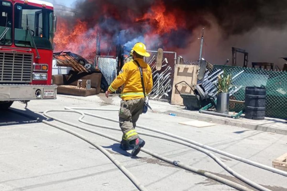 Incendio por chispas en un cable eléctrico destruye una casa de madera