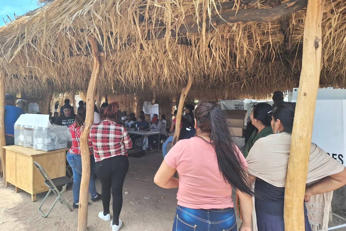 Participativos miembros de la etnia yaqui en jornada electoral